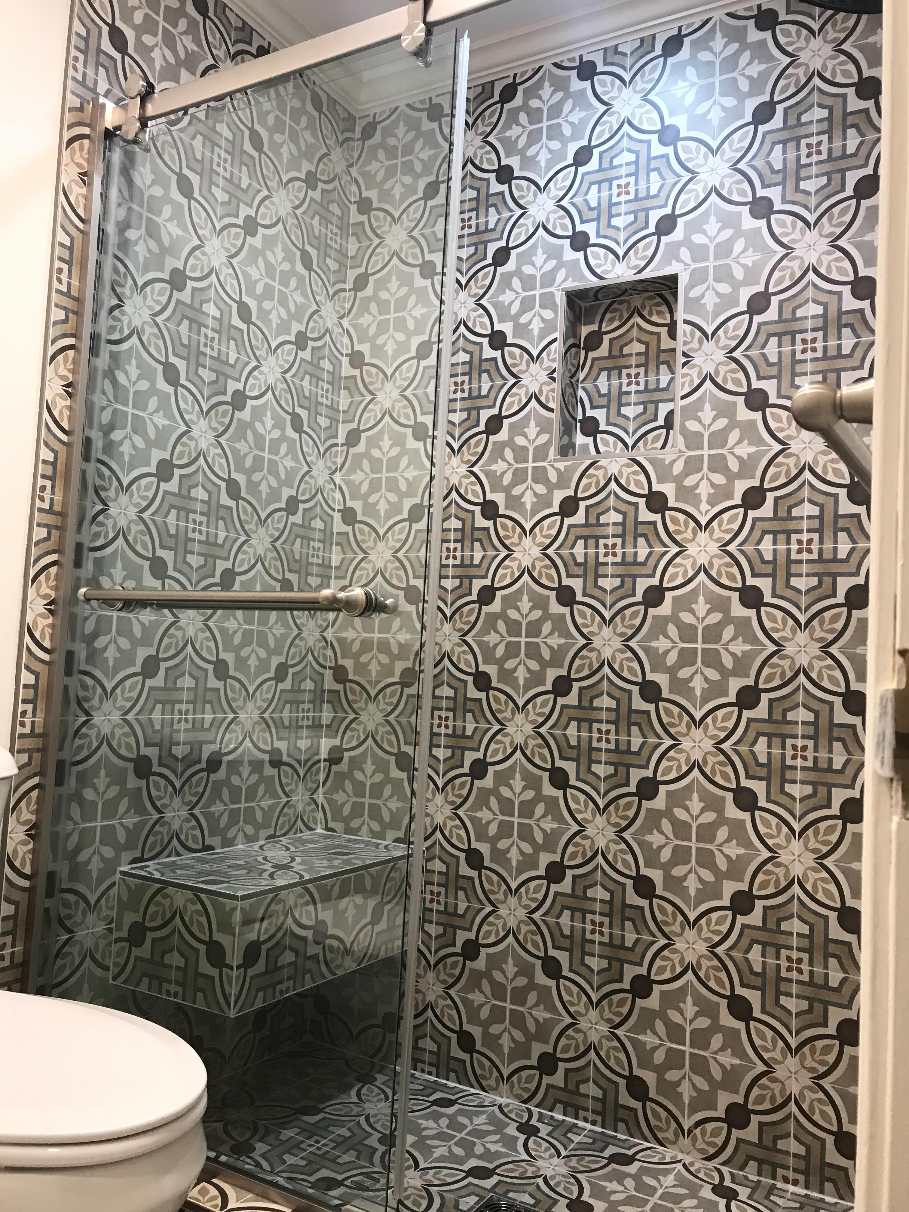 Nueva ducha de lujo personalizada moderna en el baño